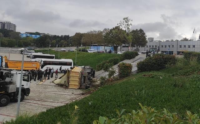 Eyüpsultan da hafriyat kamyonun İSKİ nin bahçesine yuvarlandığı kazada 2 kişi yaralandı 1