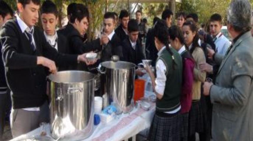 Liseliler okulda aşure yapıp dağıttı