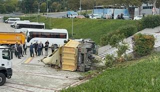 Ey&uuml;psultan'da hafriyat kamyonun İSKİ'nin bah&ccedil;esine yuvarlandığı kazada 2 kişi yaralandı