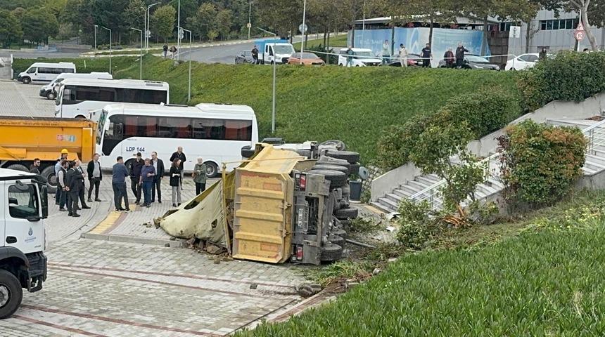 Ey&uuml;psultan'da hafriyat kamyonun İSKİ'nin bah&ccedil;esine yuvarlandığı kazada 2 kişi yaralandı