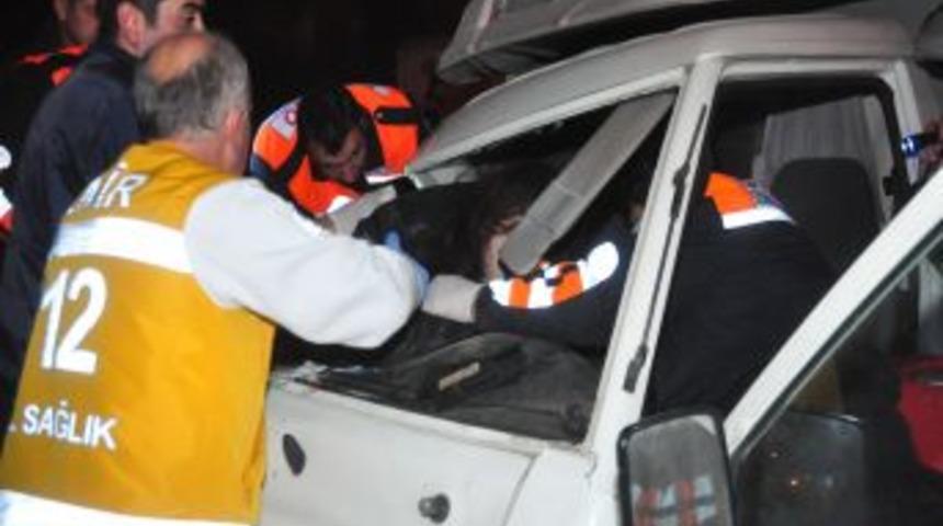 Ara&ccedil;ta sıkışan iki kişiyi AKS &ccedil;ıkardı