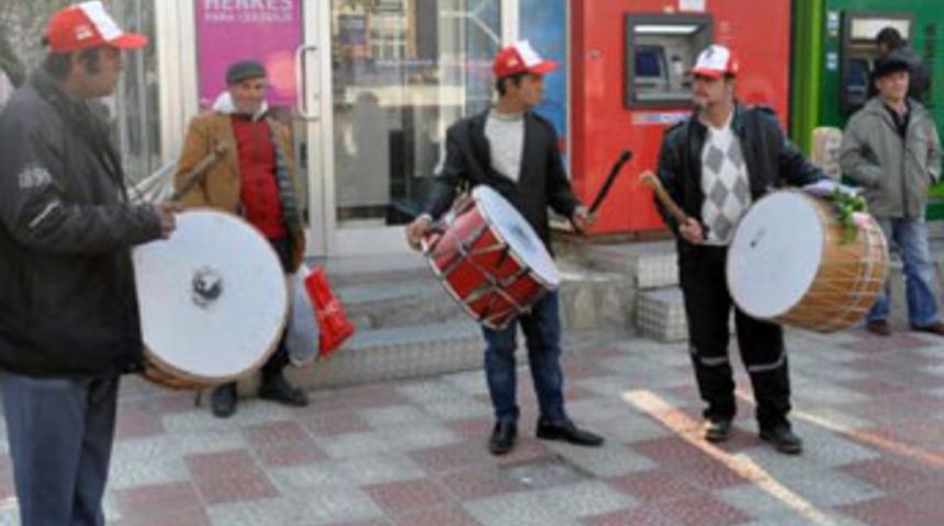 Ramazan davulcusu değil, polis!
