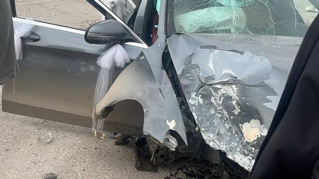 Kontrolden çıkan araç direğe çarparak karşı şeride geçti: 1 yaralı