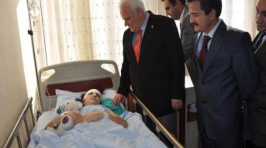 Vali Çolak, yaralı vatandaşları hastanede ziyaret etti