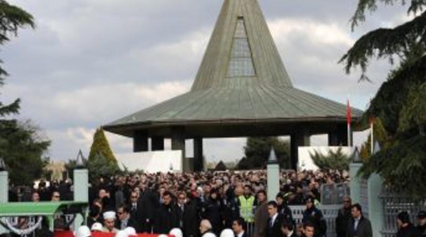 Aydın Menderes, babasının yanına defnedildi