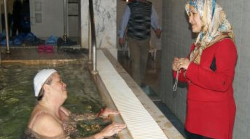 Vanlı depremzedeler İzmir'deki termal tesislerde stres attı