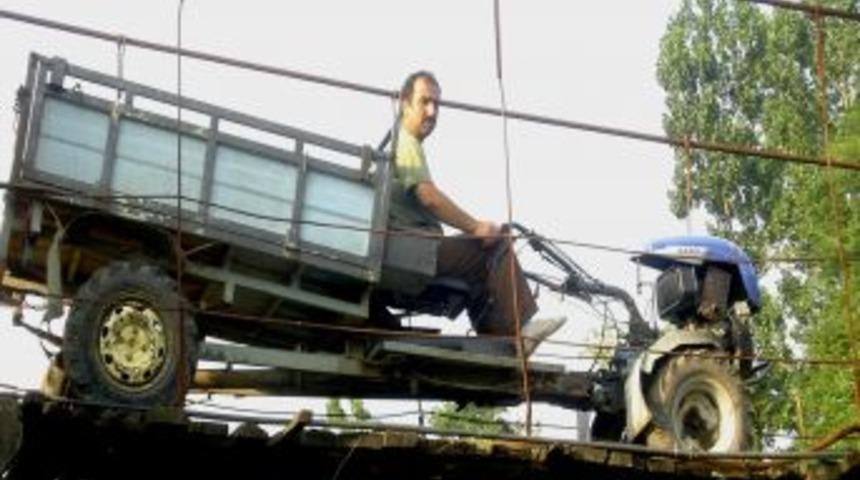 İlkel asma k&ouml;pr&uuml; k&ouml;yl&uuml;lerin hem y&uuml;k&uuml;n&uuml; hem hayvanlarını taşıyor