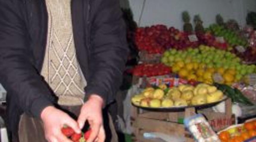 Kış ortasında kilosu 10 Liradan &ccedil;ilek yok satıyor