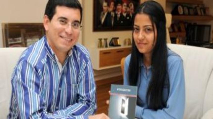 T&uuml;t&uuml;nc&uuml;'n&uuml;n desteğiyle 17 yaşında yazar oldu