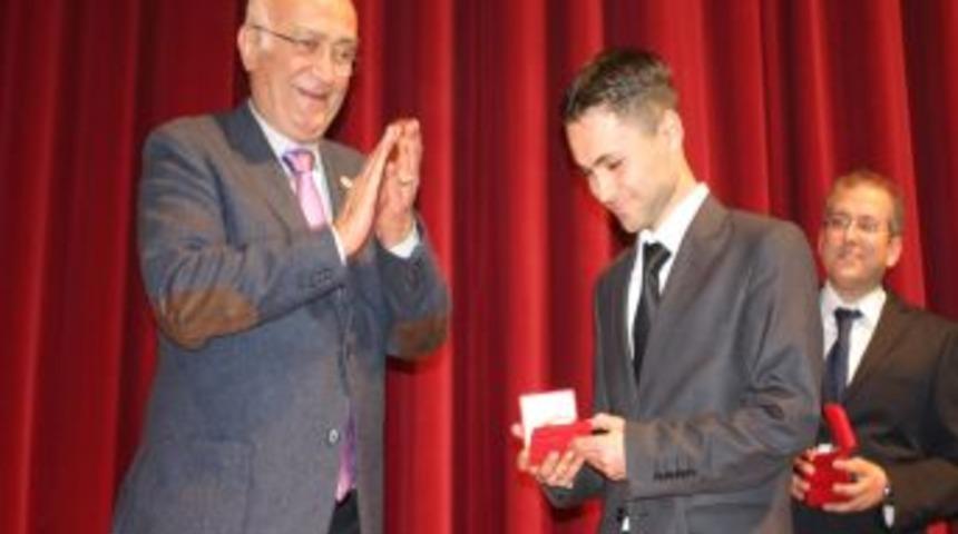 Altın &ccedil;ocukların fedakar &ouml;ğretmenlerine plaket verildi