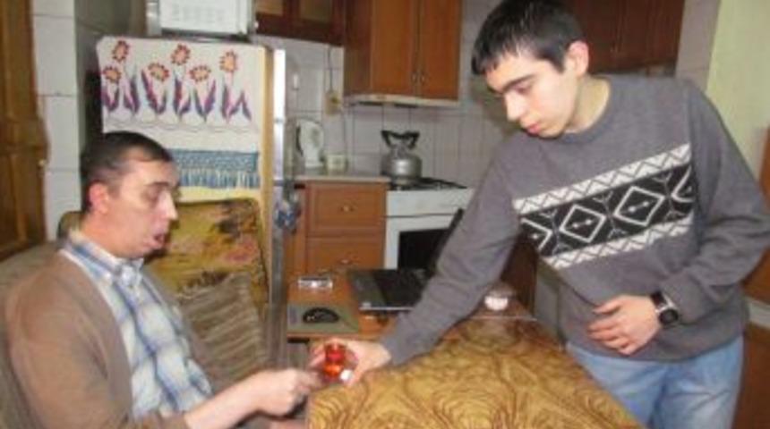 Babasına bakmak i&ccedil;in okulu bıraktı