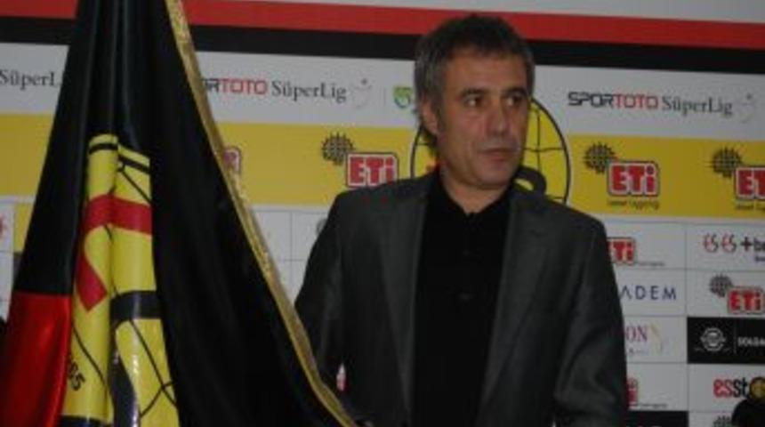 Ersun Yanal, kendisini 3,5 yıllığına Eskişehirsporlu yapan imzayı attı