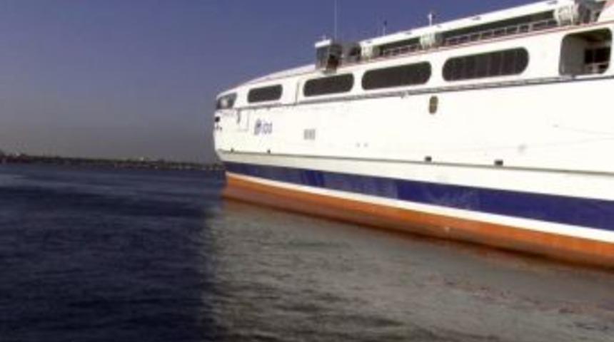 Y&uuml;k gemisiyle &ccedil;arpışan Osmangazi feribotunda 830 yolcu bulunuyor
