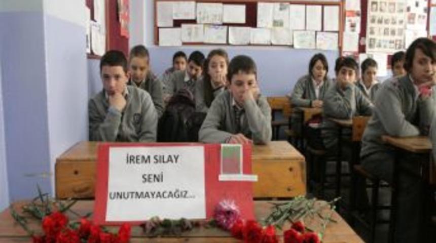 T&uuml;rkiye'yi yasa boğan Gizem'in ablası İrem&rsquo;in sınıfında h&uuml;z&uuml;n hakim