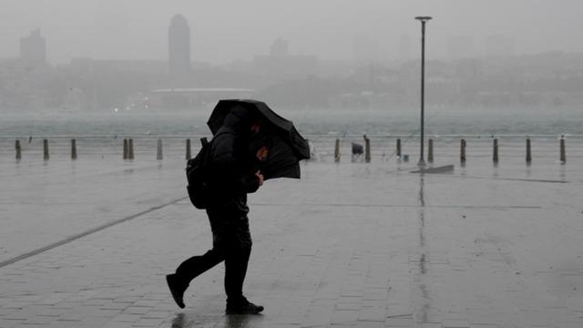 İstanbullular dikkat! AKOM saat vererek uyardı: Fırtına ve sağanak yağış