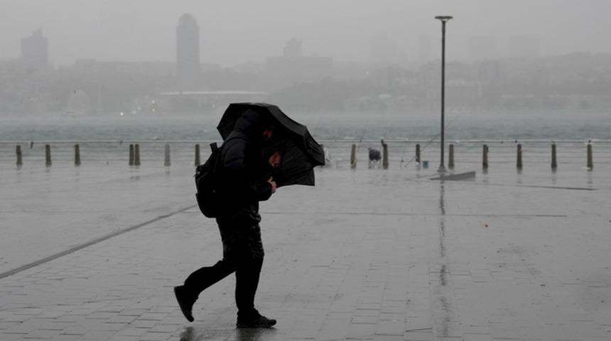İstanbullular dikkat! AKOM saat vererek uyardı: Fırtına ve sağanak yağış