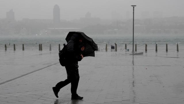 İstanbullular dikkat! AKOM saat vererek uyardı: Fırtına ve sağanak yağış