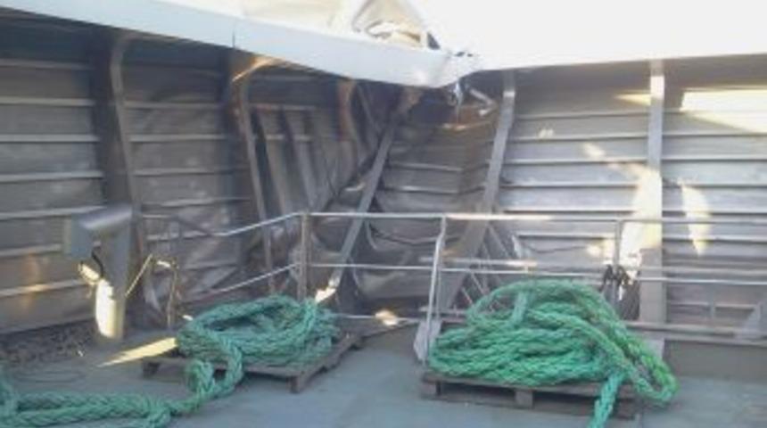 Feribot yolcuları, kazadan sonra hasarı g&ouml;r&uuml;nt&uuml;ledi