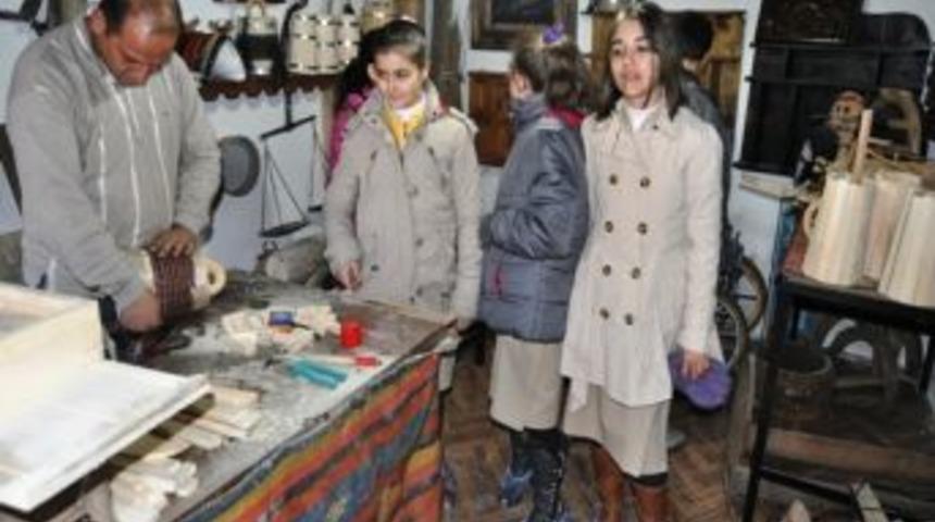 &Ccedil;ankırılı &ouml;ğrenciler tarihi mekanları gezdi