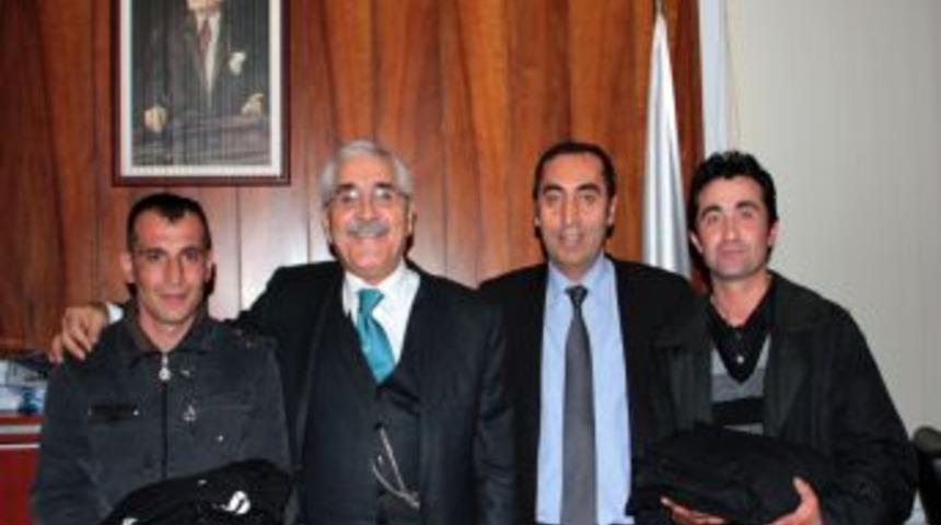 Belediye iş&ccedil;ileri buldukları &ccedil;antayı sahibine teslim etti