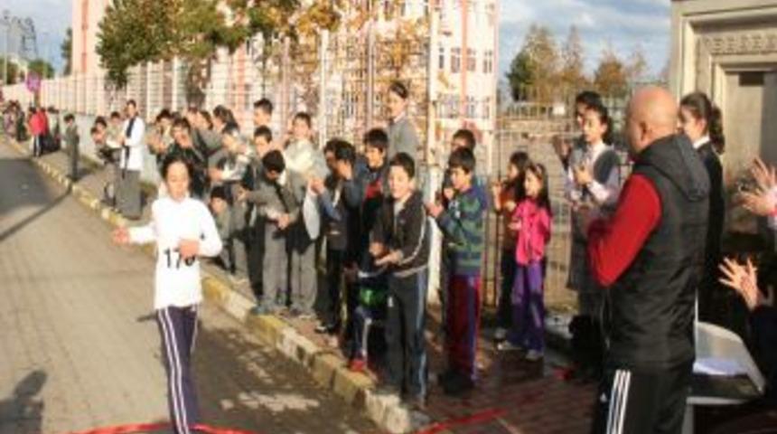 Minik atletler '&Ouml;ğretmen Erdal Yılmaz Koşusu&rsquo;nda b&uuml;y&uuml;k bir heyecan yaşadı