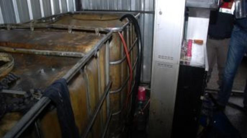 Vergiden muaf akaryakıtı piyasaya s&uuml;rerken yakalandılar