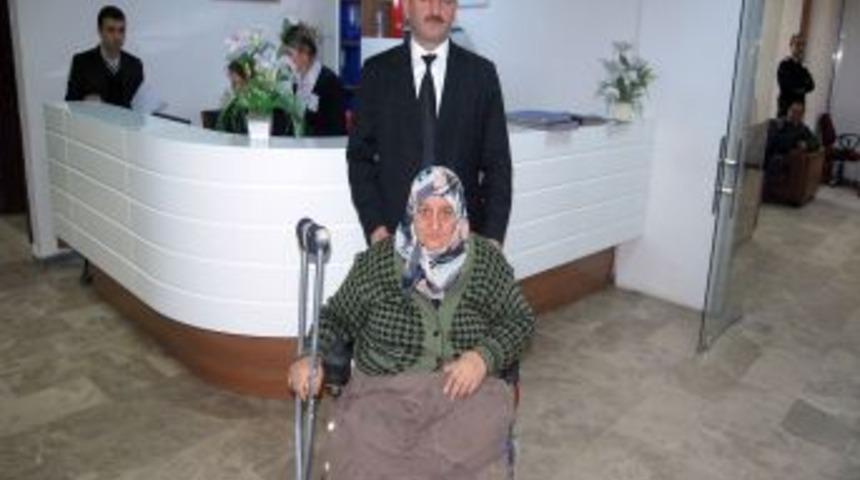 Fel&ccedil;li kadın ak&uuml;l&uuml; sandalyesine kavuştu