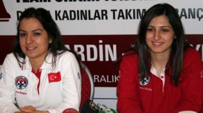 Bayan Milli Satran&ccedil;&ccedil;ı &Ouml;zt&uuml;rk, 'B&uuml;y&uuml;kusta' unvanı aldı