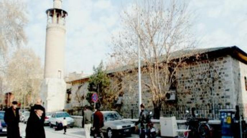 16. y&uuml;zyıldan beri ayaktaydı, 20 yılda 2 restorasyona dayanamadı