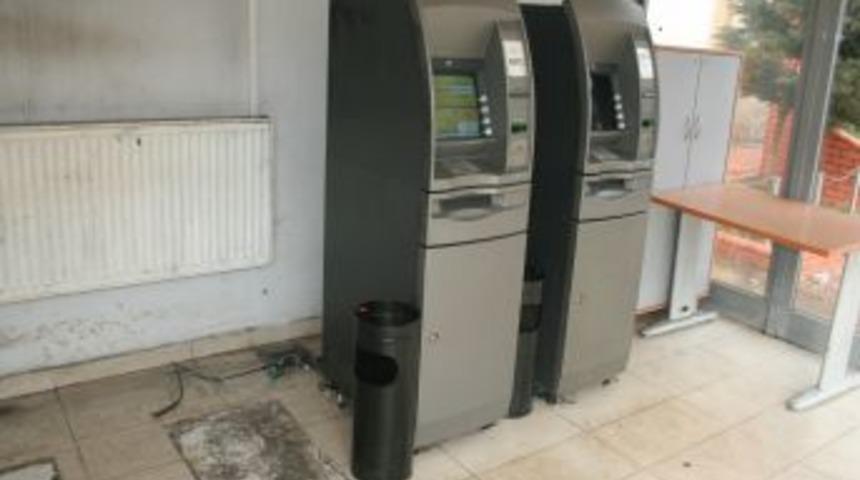 Maden ocağının &ouml;n&uuml;ndeki 480 kilogramlık ATM cihazını &ccedil;aldılar