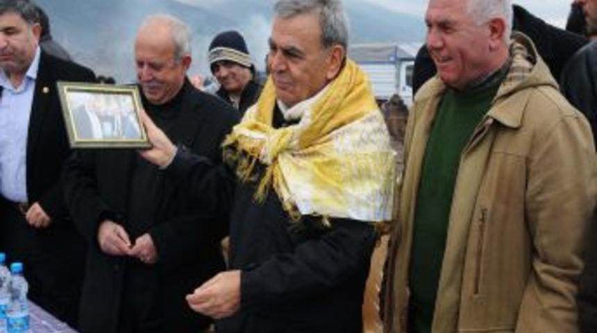 İzmir'in Kemalpaşa ilçesinde deve güreşleri düzenlendi