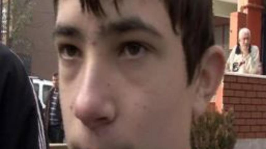 Yangından kurtulan &ccedil;ocuk, yanan evini yaşlı g&ouml;zlerle seyretti