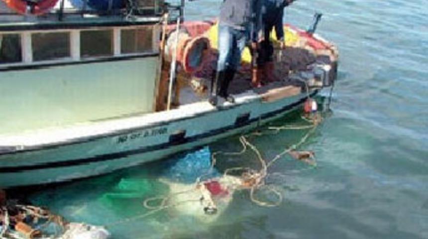 Balıkçının ağın içi silah dolu çanta takıldı