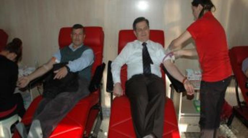 &Ouml;nce aşure yediler sonra kan verdiler