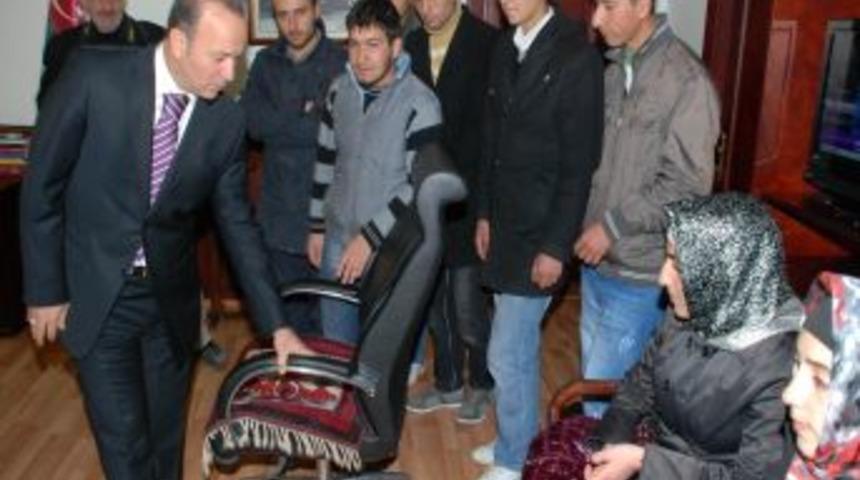 Vali G&uuml;ner, depremzede &ouml;ğrenciyi makam koltuğuna oturttu