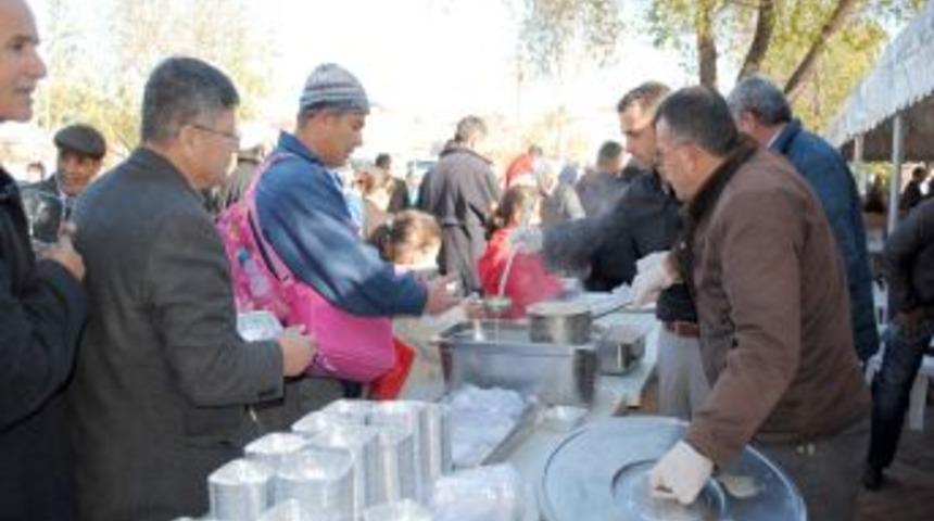 Manavgat'ta G&uuml;lbembe şarkısı eşliğinde 10 bin kase aşure dağıtıldı