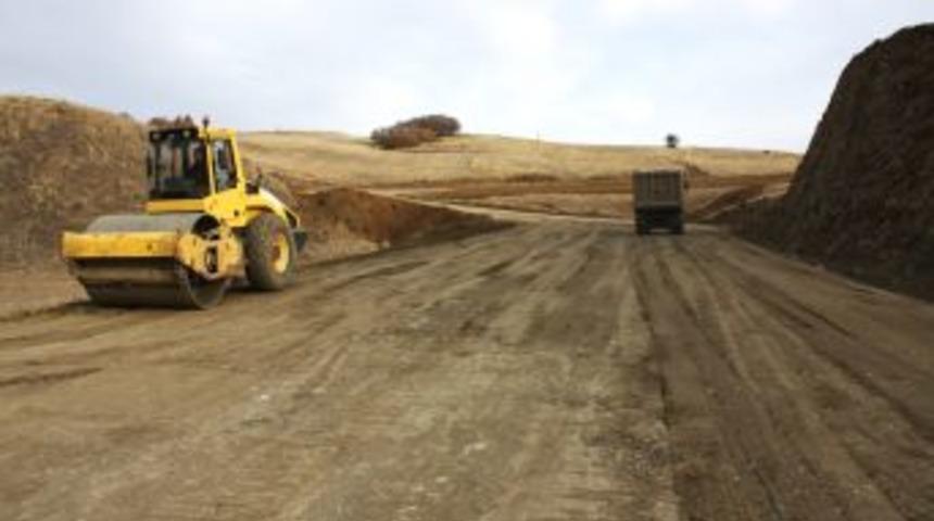 Elmadağ'da bağlantı yol &ccedil;alışmaları s&uuml;r&uuml;yor