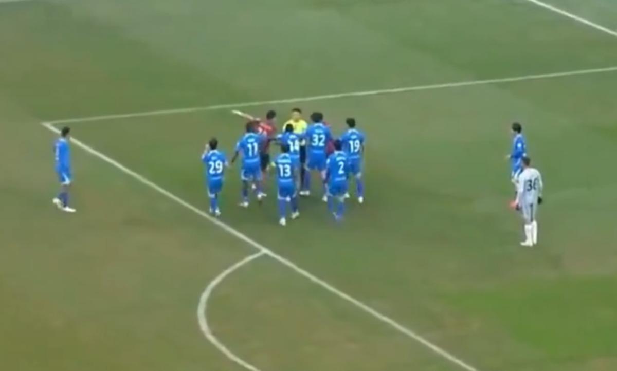 Olmaz denen oldu: Futbol tarihinde bir ilk! 2 gol birden attılar... 2