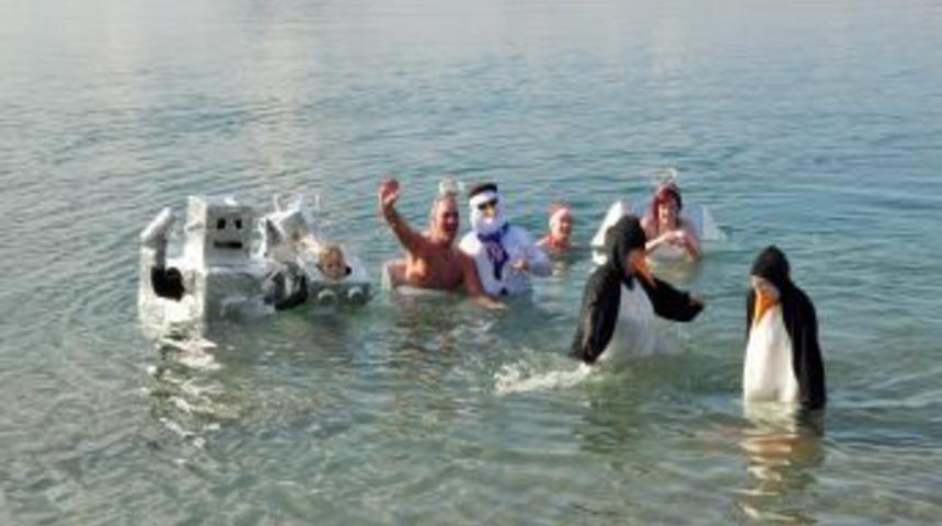 Yabancılar Noel&rsquo;de denize girme geleneklerini bu yıl da s&uuml;rd&uuml;rd&uuml;