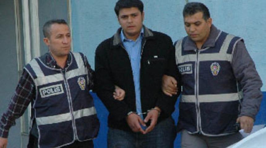 Annesi ve kardeşini d&ouml;ven ağabeyini &ouml;ld&uuml;rd&uuml;