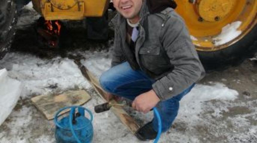 Ardahan'da donan iş makinesinin s&uuml;r&uuml;c&uuml;s&uuml; zor anlar yaşadı