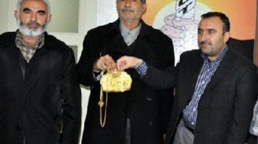 Battaniyede giden altınlar sahibine verildi