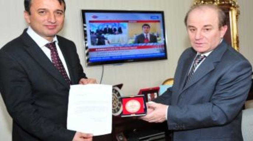 Bakanı Yıldırım, Erzurum Valisi &Ouml;zt&uuml;rk'e madalyon g&ouml;nderdi