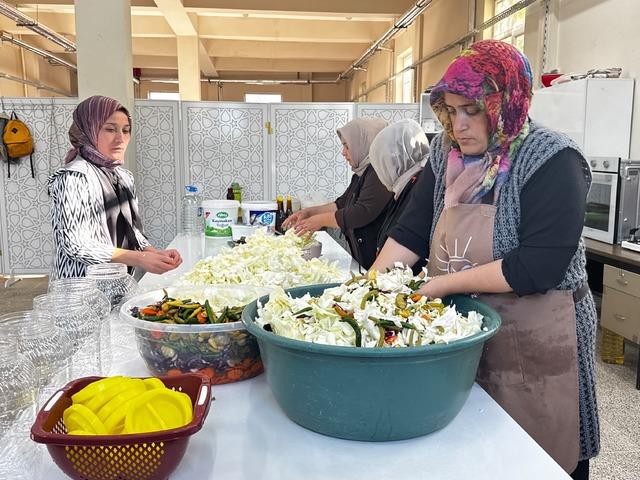 Dedelerinden kalan tohumla yetiştiriyorlar! Turşuya girince bile yumuşamıyor