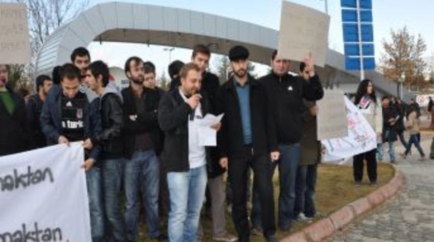 Kazalardan bıkan &uuml;niversite &ouml;ğrencileri &uuml;st ge&ccedil;it i&ccedil;in g&ouml;steri yaptı