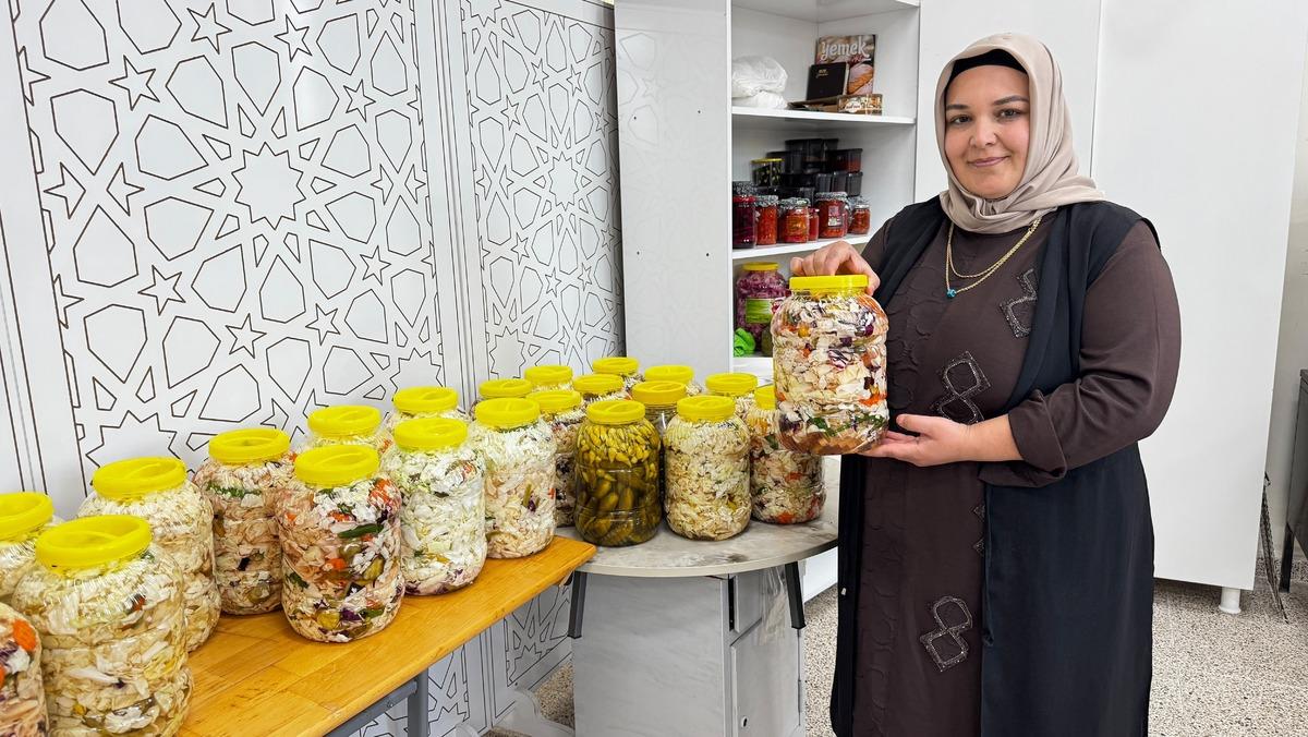 Dedelerinden kalan tohumla yetiştiriyorlar! Turşuya girince bile yumuşamıyor 1