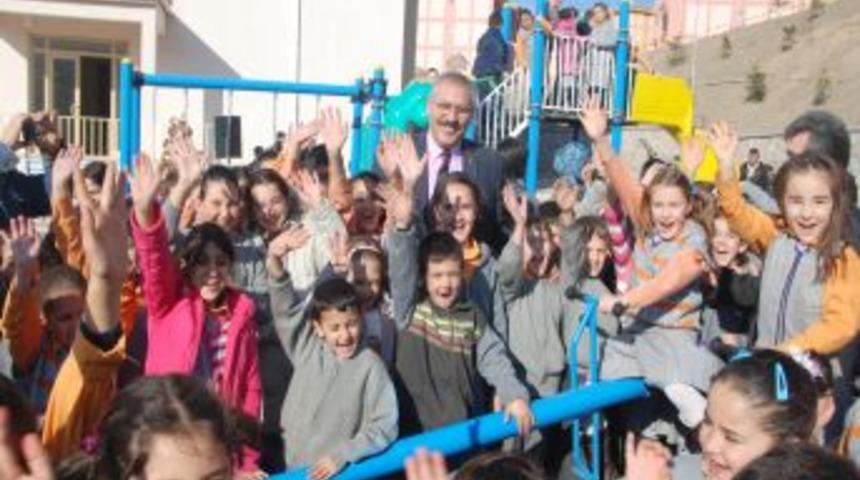 Eğitime destek veren Başkan Başkaraağa&ccedil;'a teşekk&uuml;r plaketi