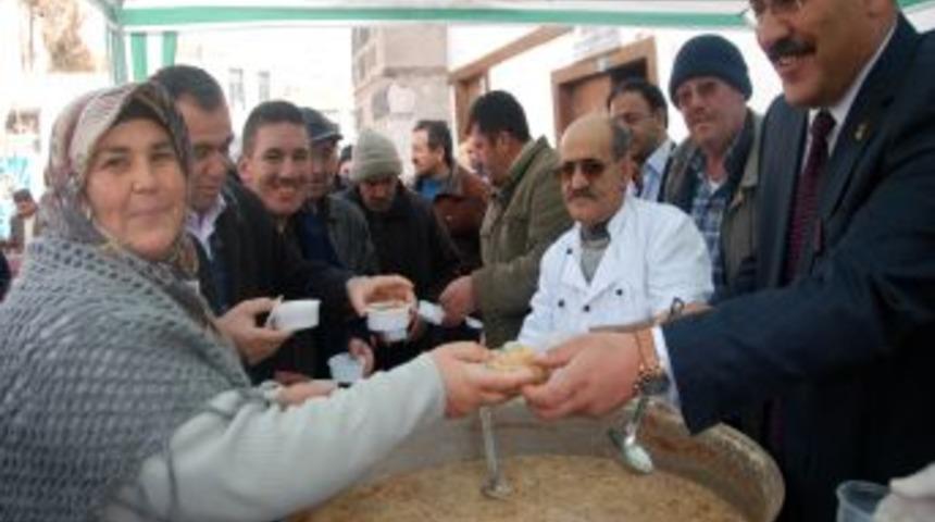 Ayaş'ta belediye aşure dağıttı