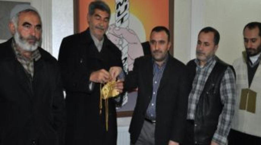 Deprem b&ouml;lgesine yanlışlıkla giden altınlar sahibine teslim edildi