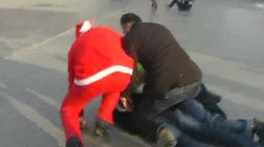 'Noel baba' kılığındaki polislerden magandalara g&ouml;zdağı